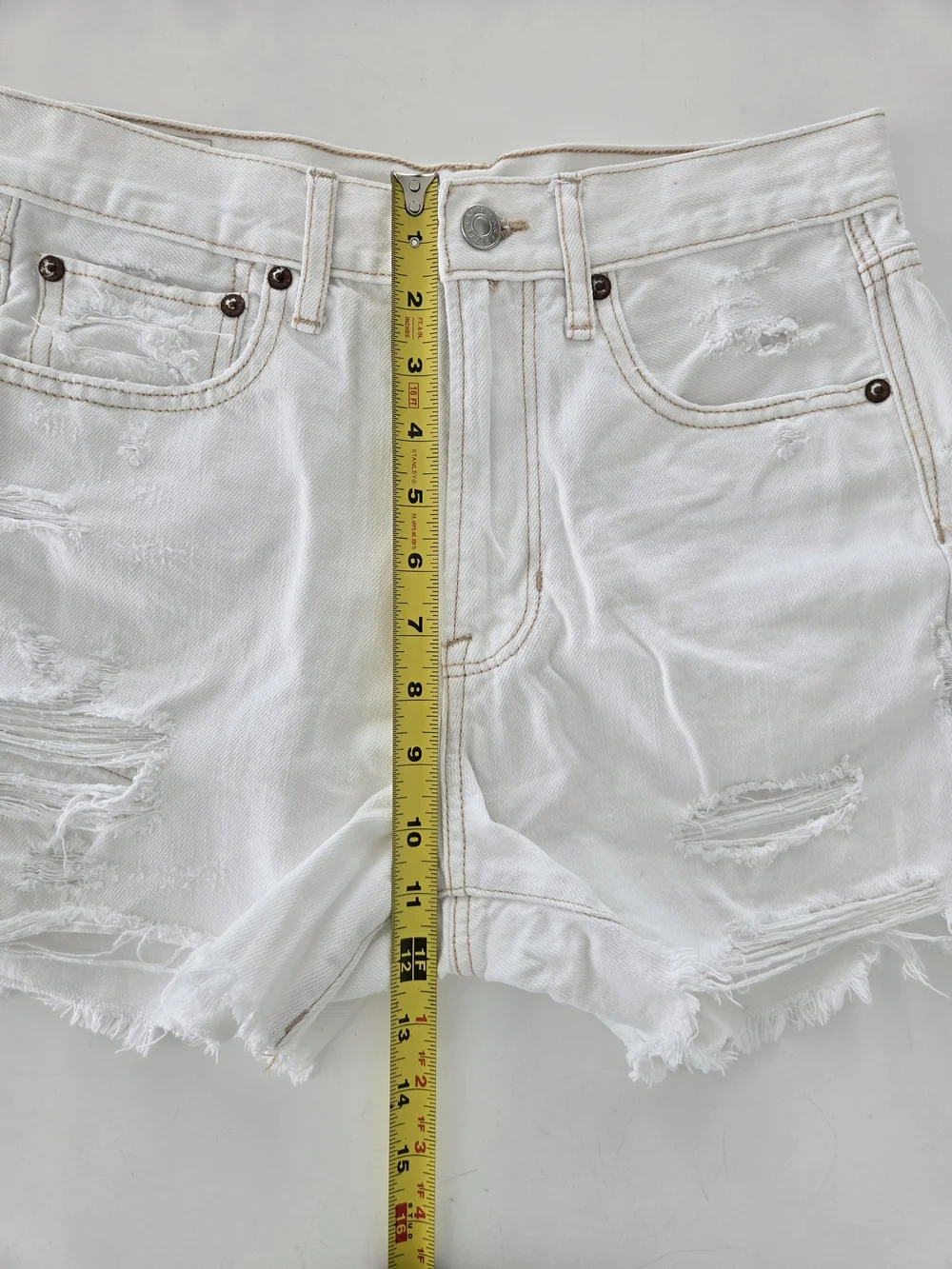 American Eagle 90s Boyfriend Shorts Raw Hem White Denim Distressed Size 2